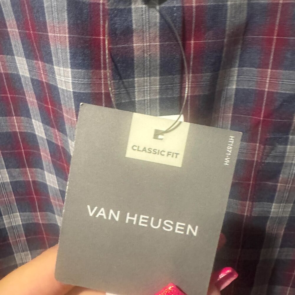 BNWT Nice Men's Long sleeve plaid button down shirt.  Van Heusen Medium